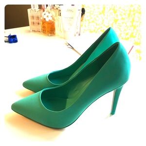 Size 8 teal heels. Never worn.